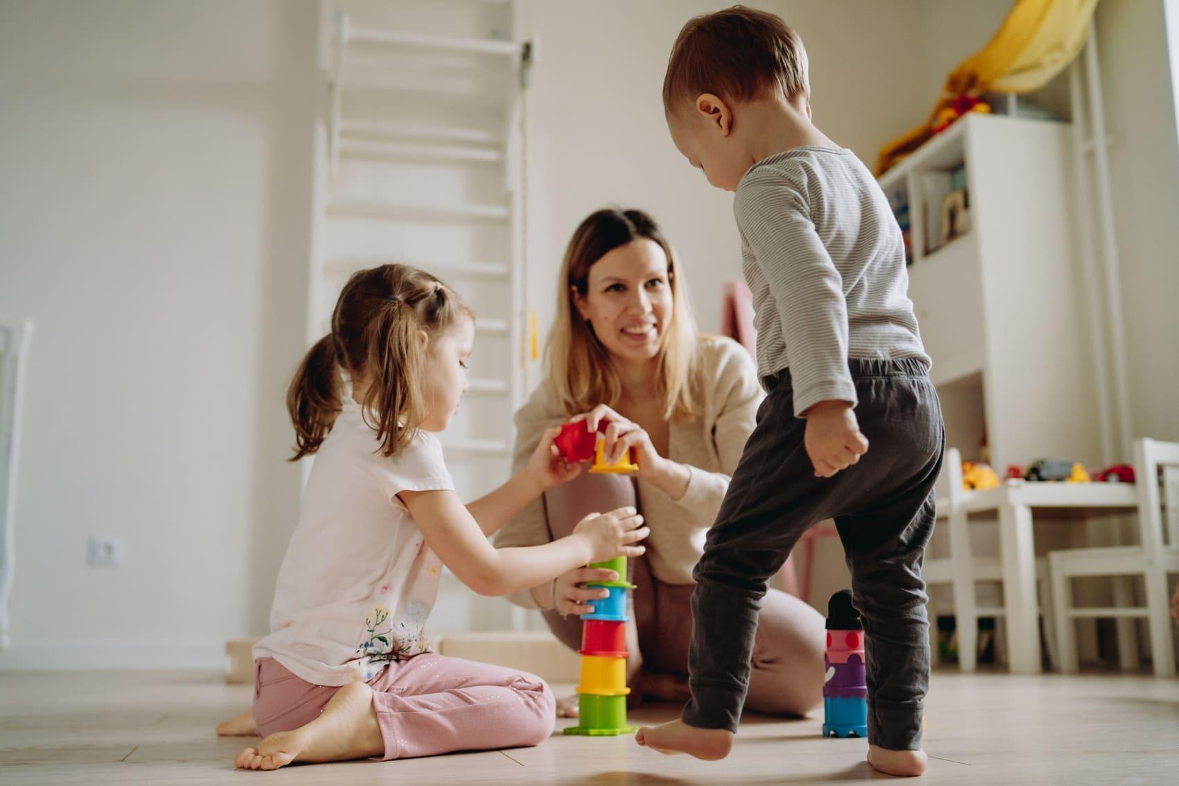 จัดการเวลาพ่อแม่ยุคใหม่: เมื่อพี่เลี้ยงคือผู้ช่วยคนสำคัญ